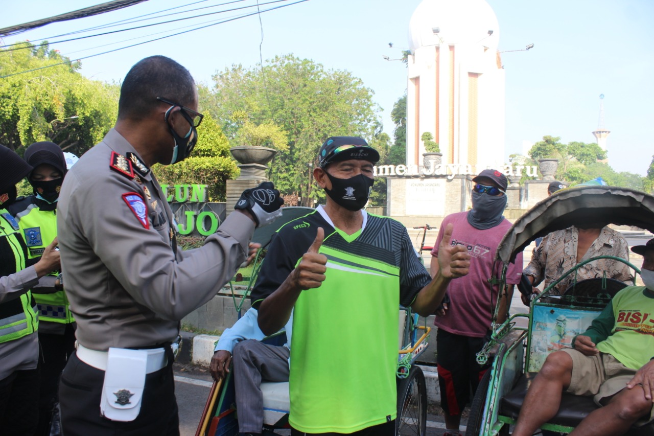 Bersama Dirlantas Polda Jatim, Kapolresta Sidoarjo Bagikan Maker Kepada Warga Sidoarjo