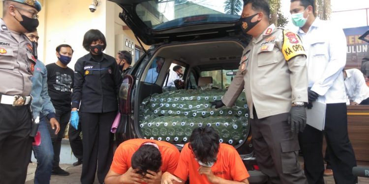Bawa Ratusan Botol Ciu, Roda Avanza Hitam Didor Polisi dan Begini Nasib Sopirnya