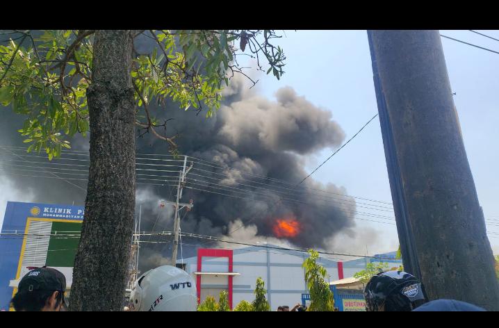 Pabrik Spare Part Lamongan Dilalap Api Petugas Damkar Masih Berjibaku Padamkan