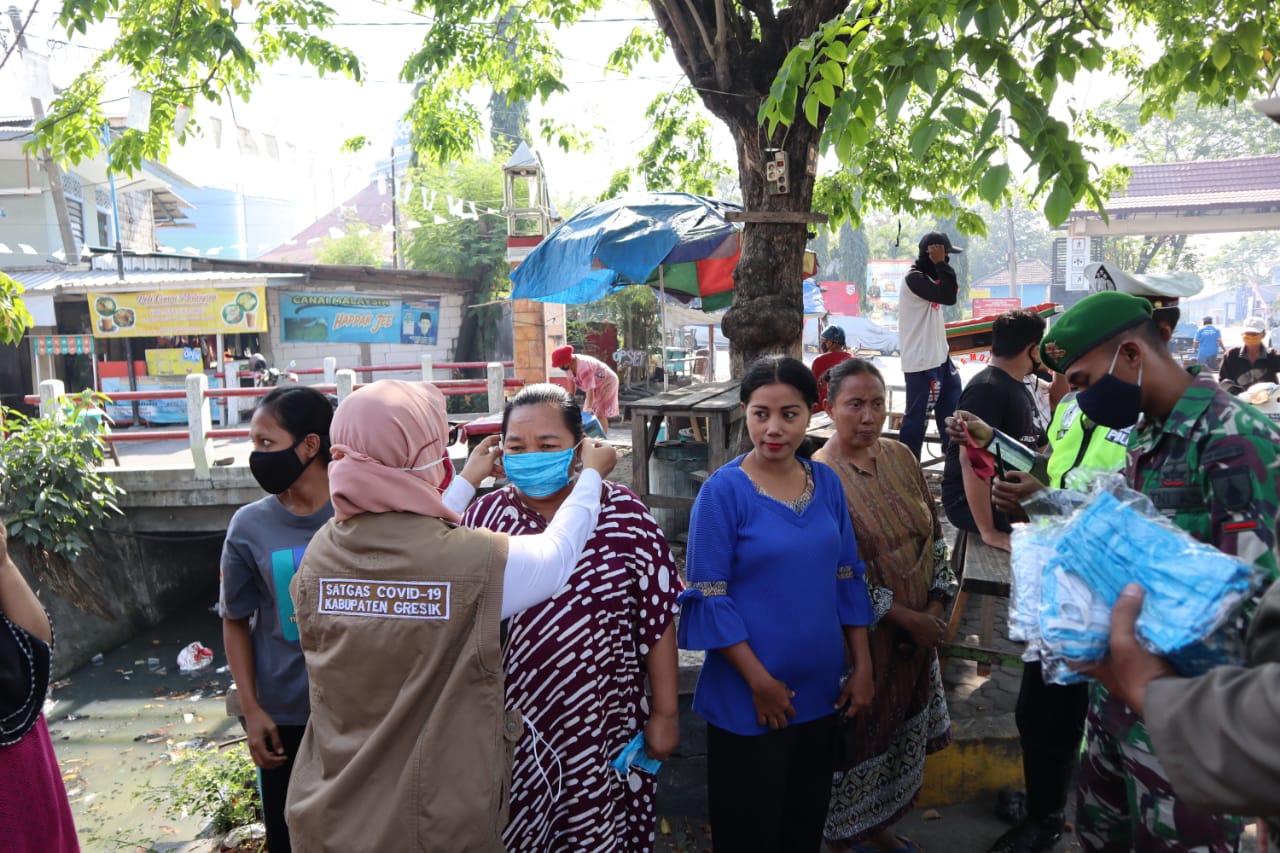 Bagi-bagi Masker Sasar Seluruh Lokasi, Pasien Covid-19 Gresik yang Sembuh Naik