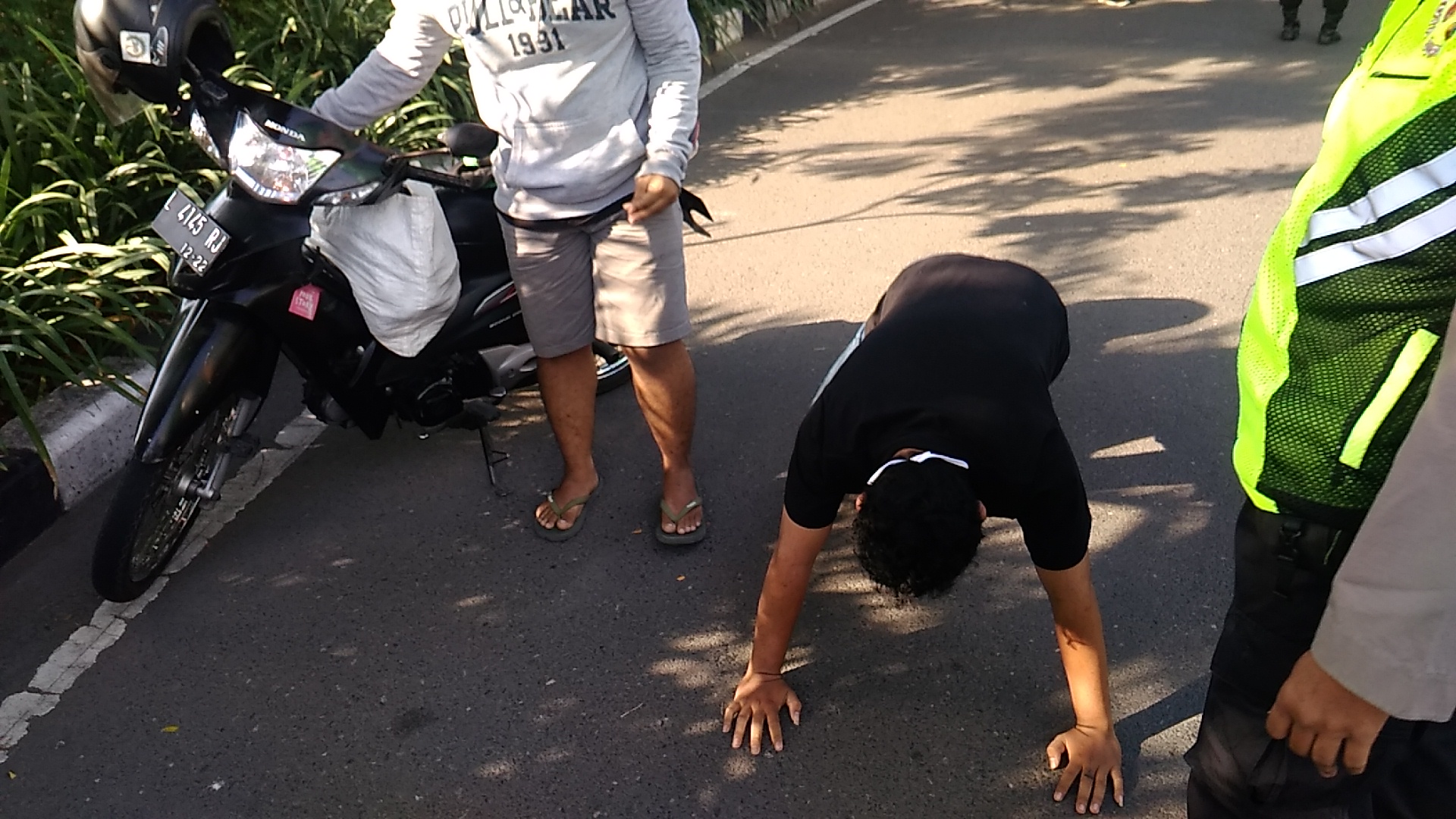 Langgar Protokol, Puluhan Pemotor Diajak Push Up Pagi di Bundaran Cito