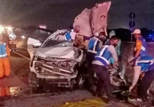 Brakkkk! Tiga Orang Tewas, Insiden Tabrakan Innova v Truk Muatan Kayu di Tol Sumo