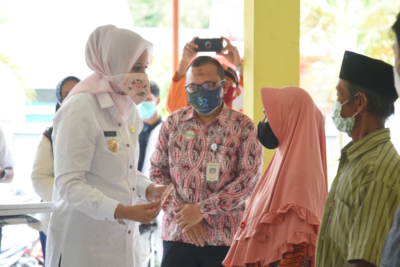 Bupati Jember Serahkan Bantuan ke Duafa, Difabel, Guru Ngaji dan Hafidz Qur'an