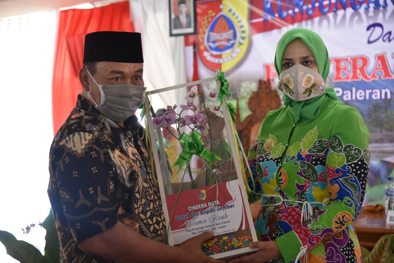 Dukung Rekomendasi KPK Terkait Pupuk Subsidi, Bupati Faida Serahkan Langsung Kartu Tani Kepada Warganya