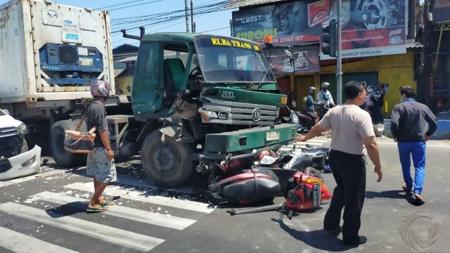 Rem Blong, Truk Trailer Seruduk Tuju Motor dan Satu Mobil Saat Berhenti di  Lampu Merah