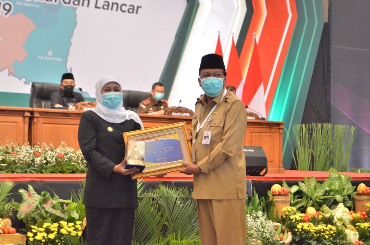 Gubernur Jatim Serahkan Penghargaan LPPD di 38 Kota Kabupaten Jawa Timur
