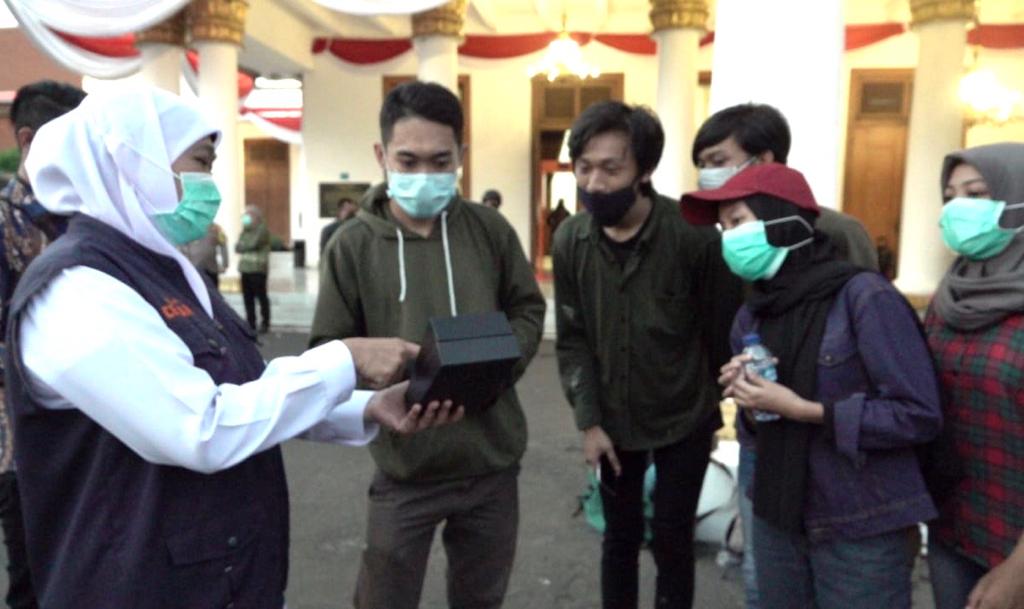 Khofifah Terbangkan Perwakilan Buruh Jatim ke Jakarta Menemui Menkopolhukam