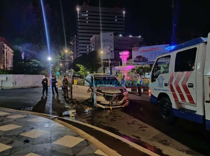 Tabrak Air Mancur Depan Bali Kota Surabaya, Avanza Terguling