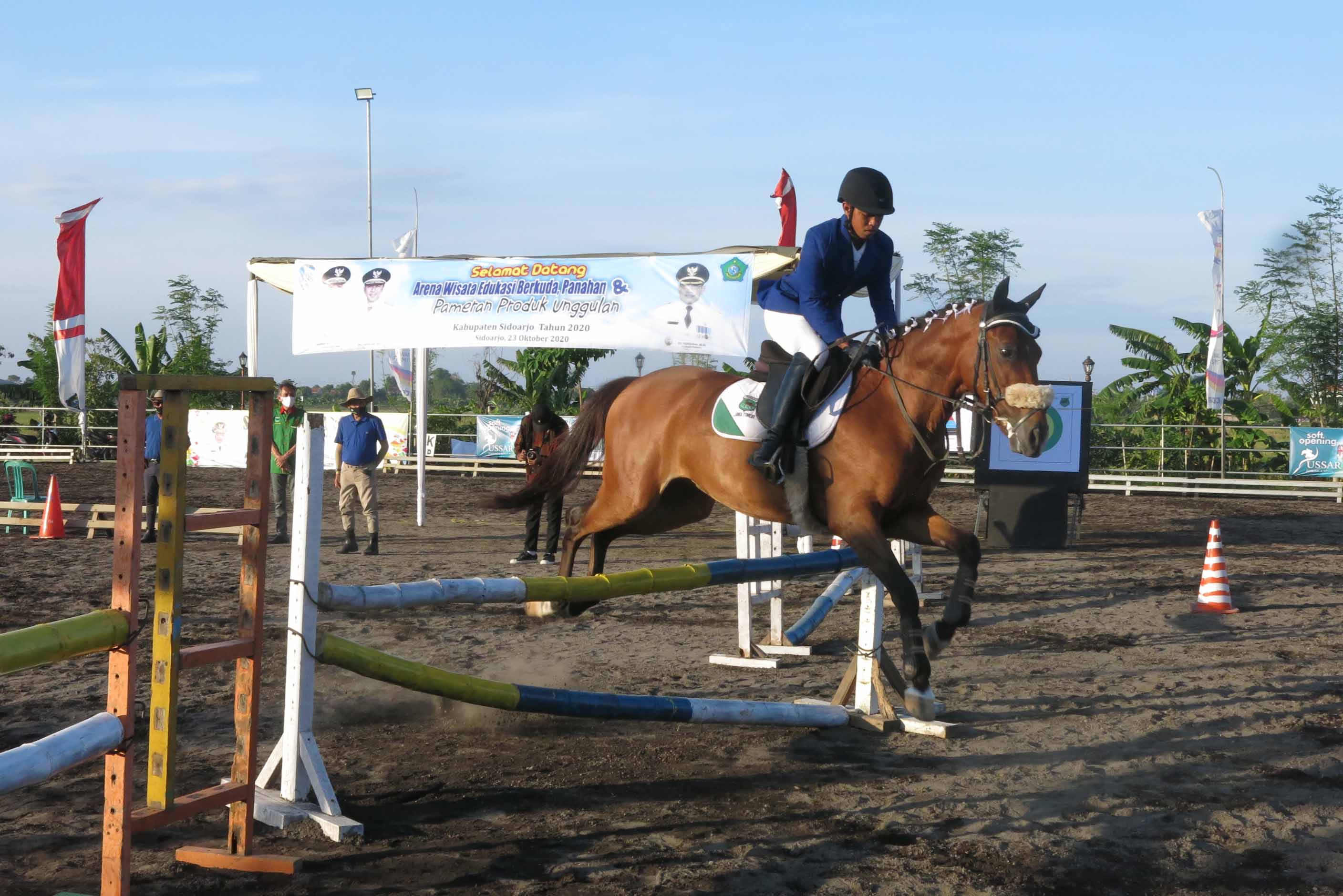 Khofifah Resmikan Wisata Edukasi Sekolah Berkuda di Tanggulangin