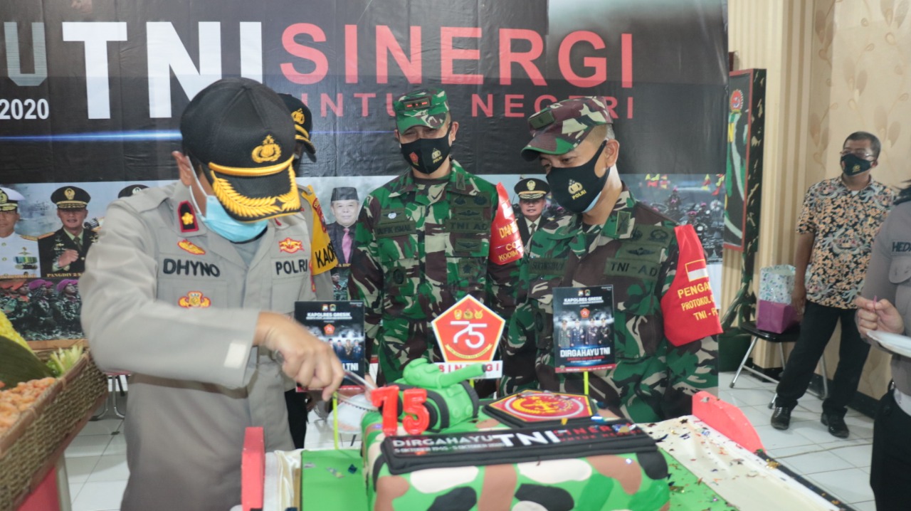 HUT TNI Ke 75 Kapolres Berikan Suprise Dandim Tanda Sinergitas TNI-Polri