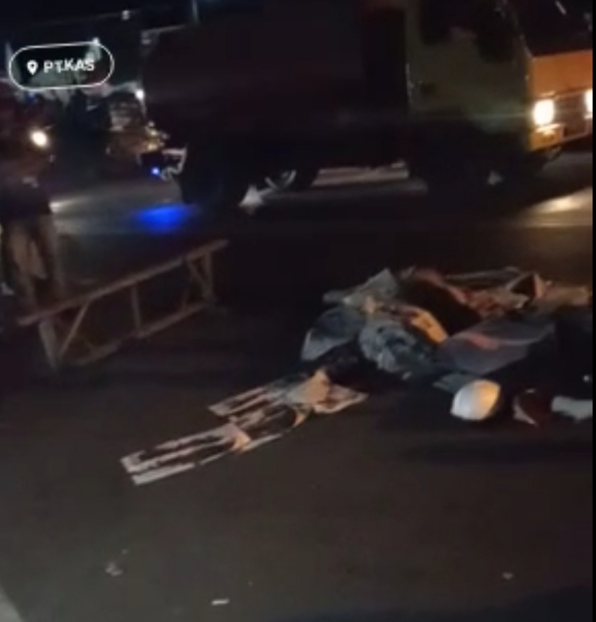 Digasak Dump Truck, Buruh Mie Sedaap Wassalam