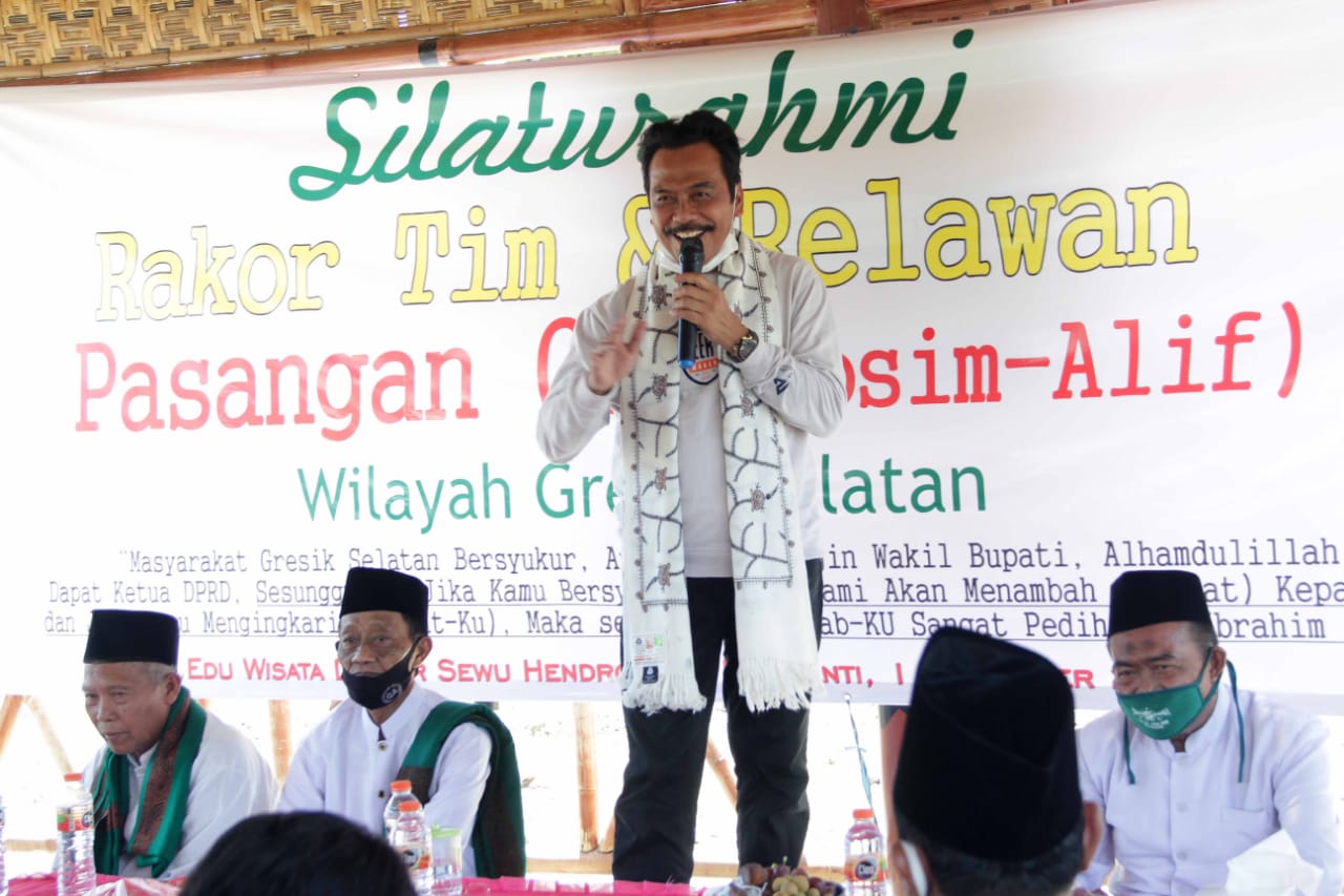 Pak Qosim dinobatkan Jadi "Bapaknya" Warga Gresik Selatan