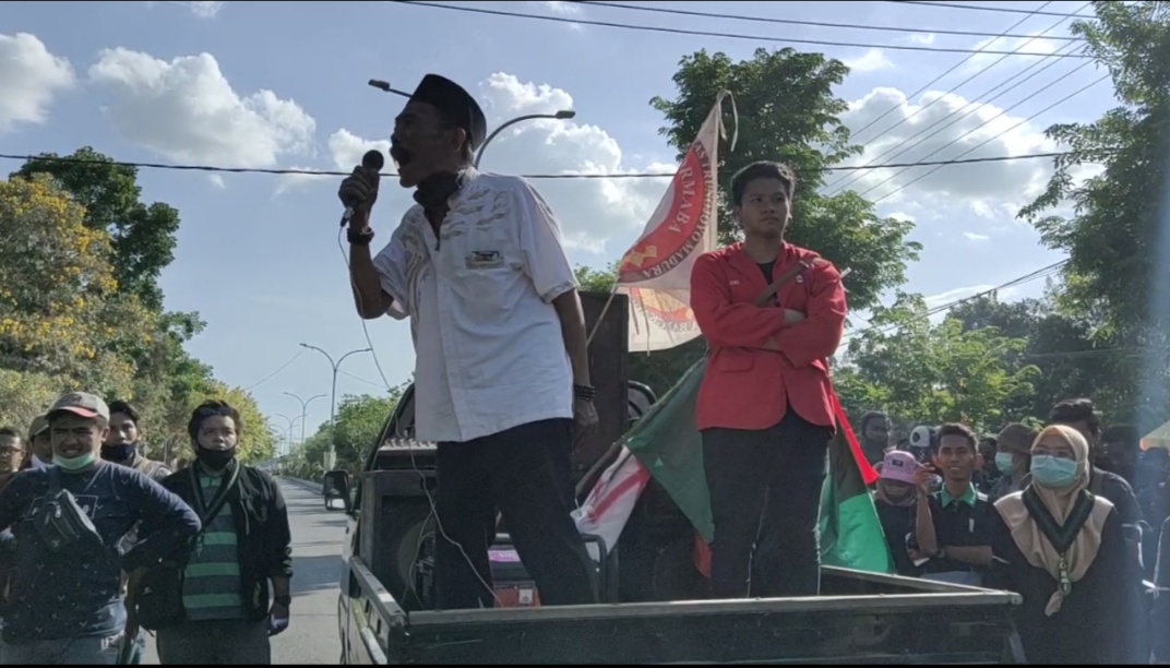 Sempat Tutup Akses Suramadu, Ratusan Massa Tolak Omnibus Law di Bangkalan Masuki Gedung DPRD