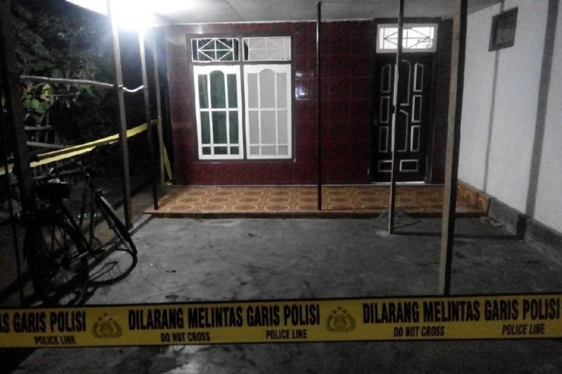 Tiduran Sambil Nonton TV Pasutri Lumajang Dicangkul Orang, Pelakunya Pakai Penutup Wajah