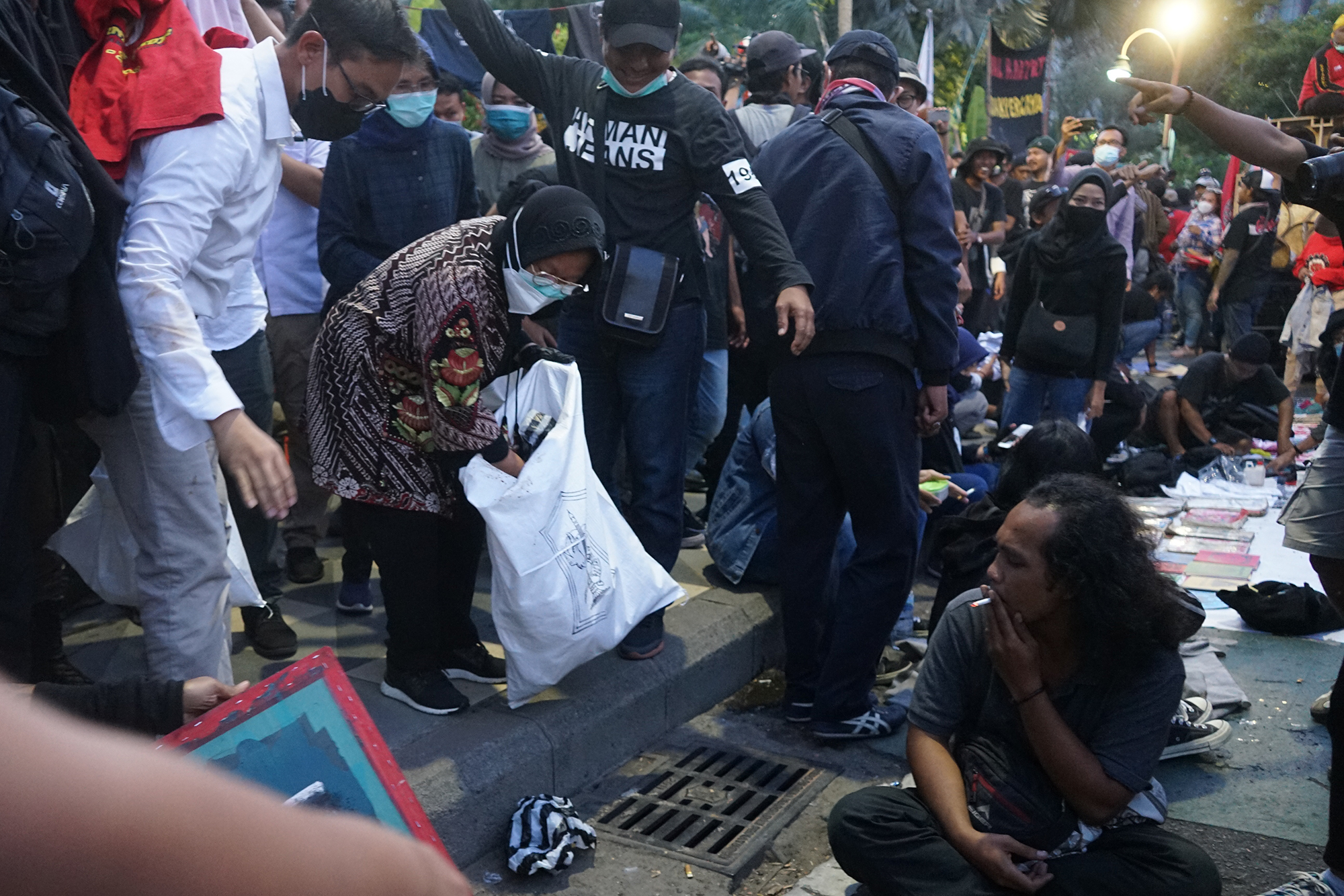 Kasihan Tukang Sapu, Risma Punguti Sampah Demonstran