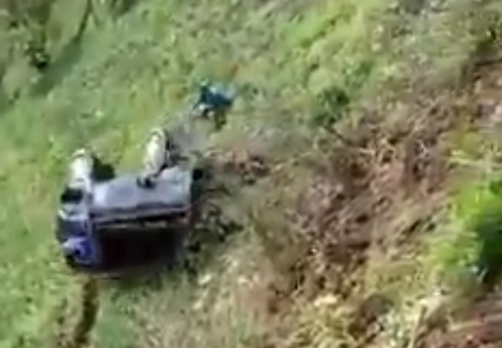 L-300 Digeber Kencang Nyungsep ke Jurang B29 Lumajang Sedalam 150 Meter, Ajaib Sopir dan 2 Penumpangnya Selamat