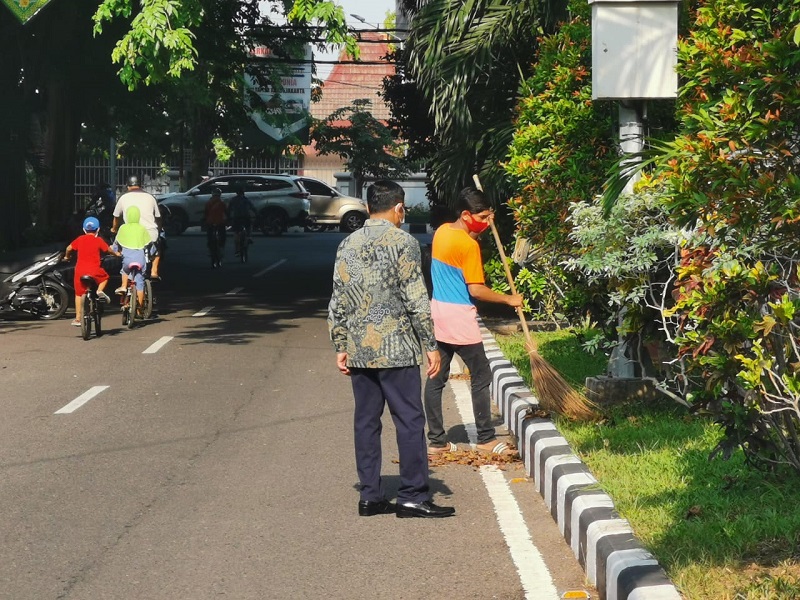Demi Kenyamanan Warga, Pj Bupati Sidoarjo Turun Tangan Bersama Staf Bersihkan Paseban Alun-alun