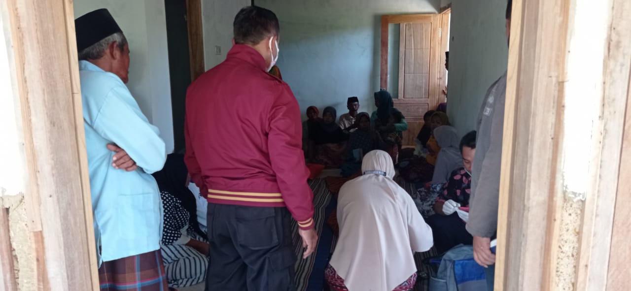 Ditinggal Istri Ke Pasar, Kakek Tua di Sumenep Tewas Gantung Diri