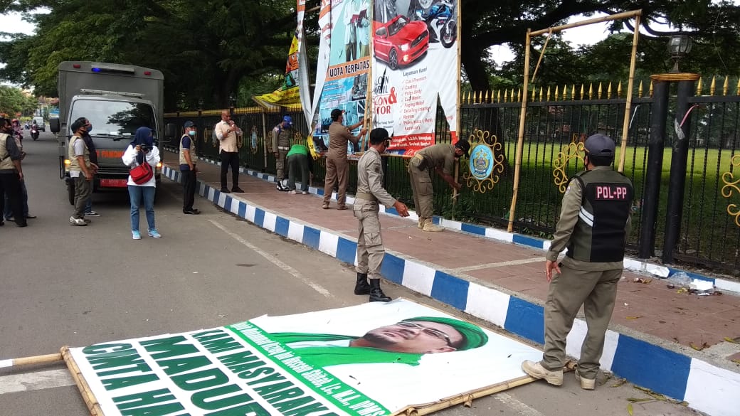 Tak Kantongi Izin Baliho Habib Diturunkan Satpol PP Bangkalan