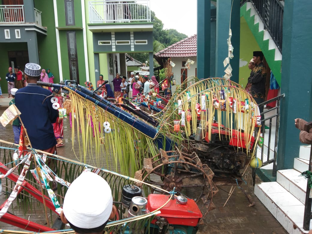 Agar Panen Melimpah, Sebelum Tanam Traktor di Pulau Bawean ‘Diselameti’