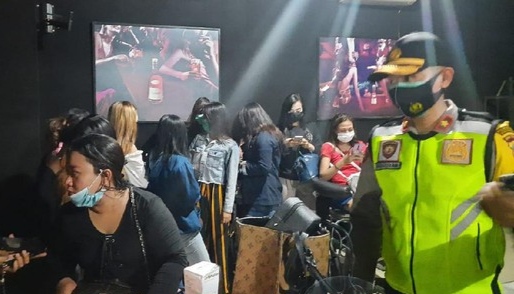 Nekat Buka, Karaoke di Surabaya Digerebek Tim Gabungan dan 21 Pemandu Lagu Diamankan
