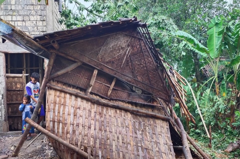 Angin Kencang Hajar Kecamatan Balen, Sejumlah Rumah Rusak dan Pohon Bertumbangan