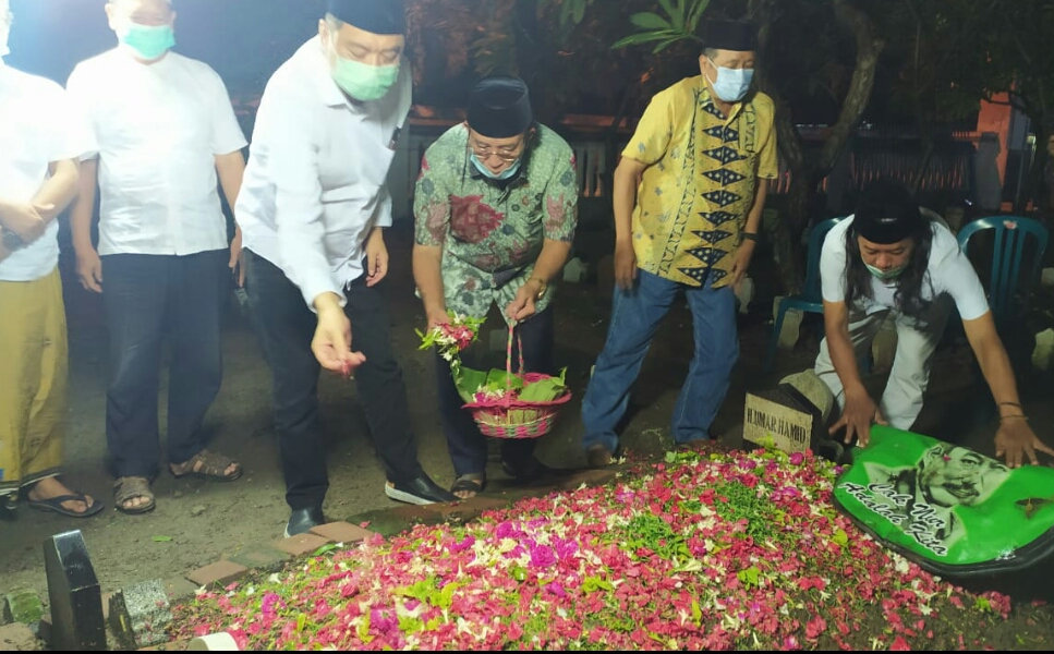 Terobos Keheningan, Kelana Aprilianto Ziarah ke Makam Cak Nur