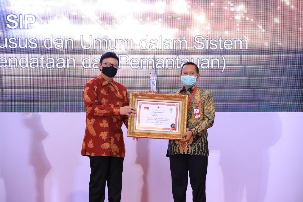 Menteri PAN RB Tjahjo Kumolo menyerahkan piagam penghargaan Top 45 Inovasi Pelayanan Publik kepada Pemkab Gresik yang diwakili Penjabat Sekda Gresik Abimanyu Pontjoatmojo Iswinarno. (ist)