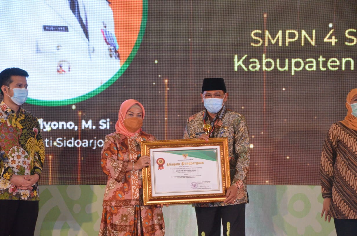 Pj Bupati Sidoarjo Terima Penghargaan Top 30 Kovablik dari Gubernur Jawa Timur