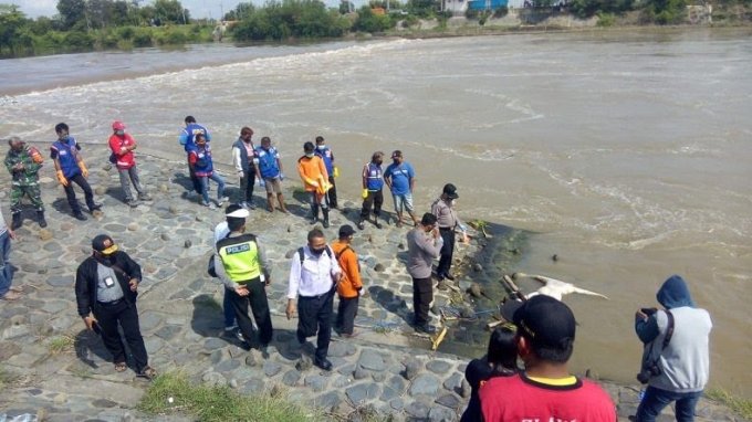 Mayat Perempuan Tanpa Busana Ditemukan Membusuk di DAM Sipon Mojokerto