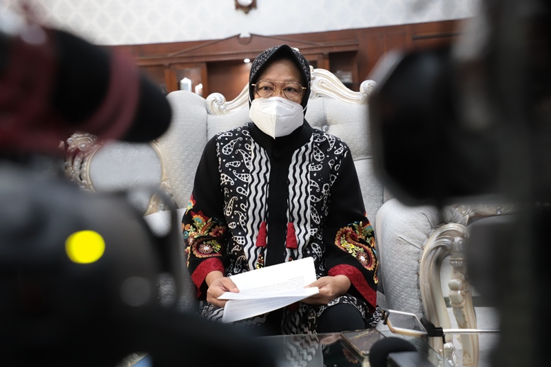 Tri Rismaharini Memastikan Vaksin Dibagikan Secara Gratis