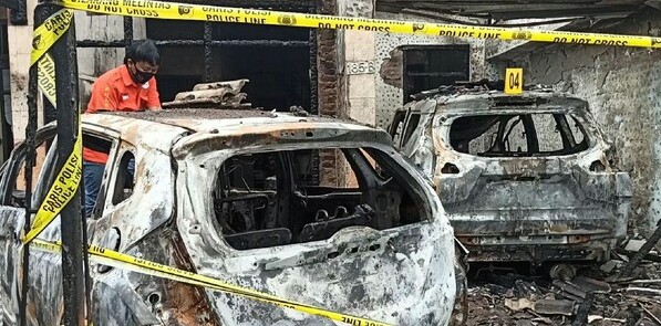 Tidur Bareng Istri, Rumah Pejabat di Tulungagung Dibakar Orang Tak Dikenal, Mobil X-Pander dan Honda Jazz Ludes Terbakar