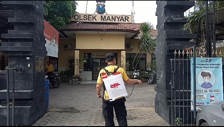 Angka Sembuh Covid Bertambah 9 Orang, Polres Gresik dan Jajaran Lakukan Penyemprotan Disinfektan