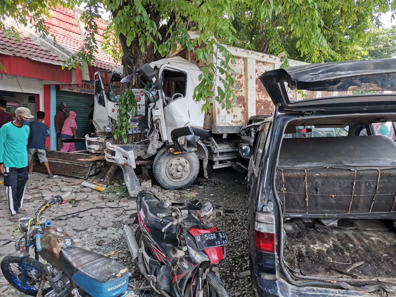 Rem Ngeblong, Dump Truk Gasak 4 Mobil 1 Elf dan 4 Motor di Pertigaan Bungah Gresik