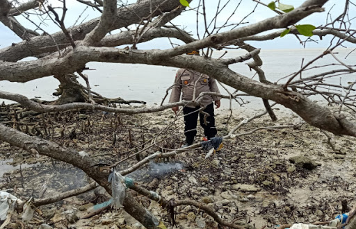 Gas Panas Muncul di Bibir Pantai Bangkalan, Ada Percikan Api Hingga Hanguskan Kayu