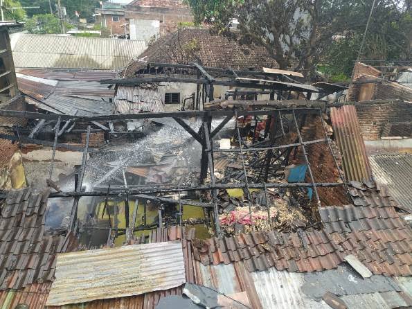 Diduga Akibat Percikan Api Las Bengkel Mobil, 3 Rumah di Malang Ludes Terbakar