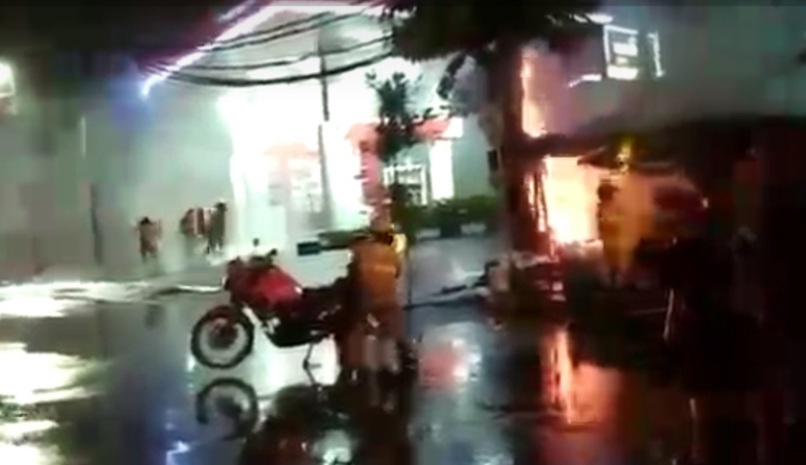 Kebakaran Hebat Terjadi di Sekitar SPBU Margomulyo Surabaya