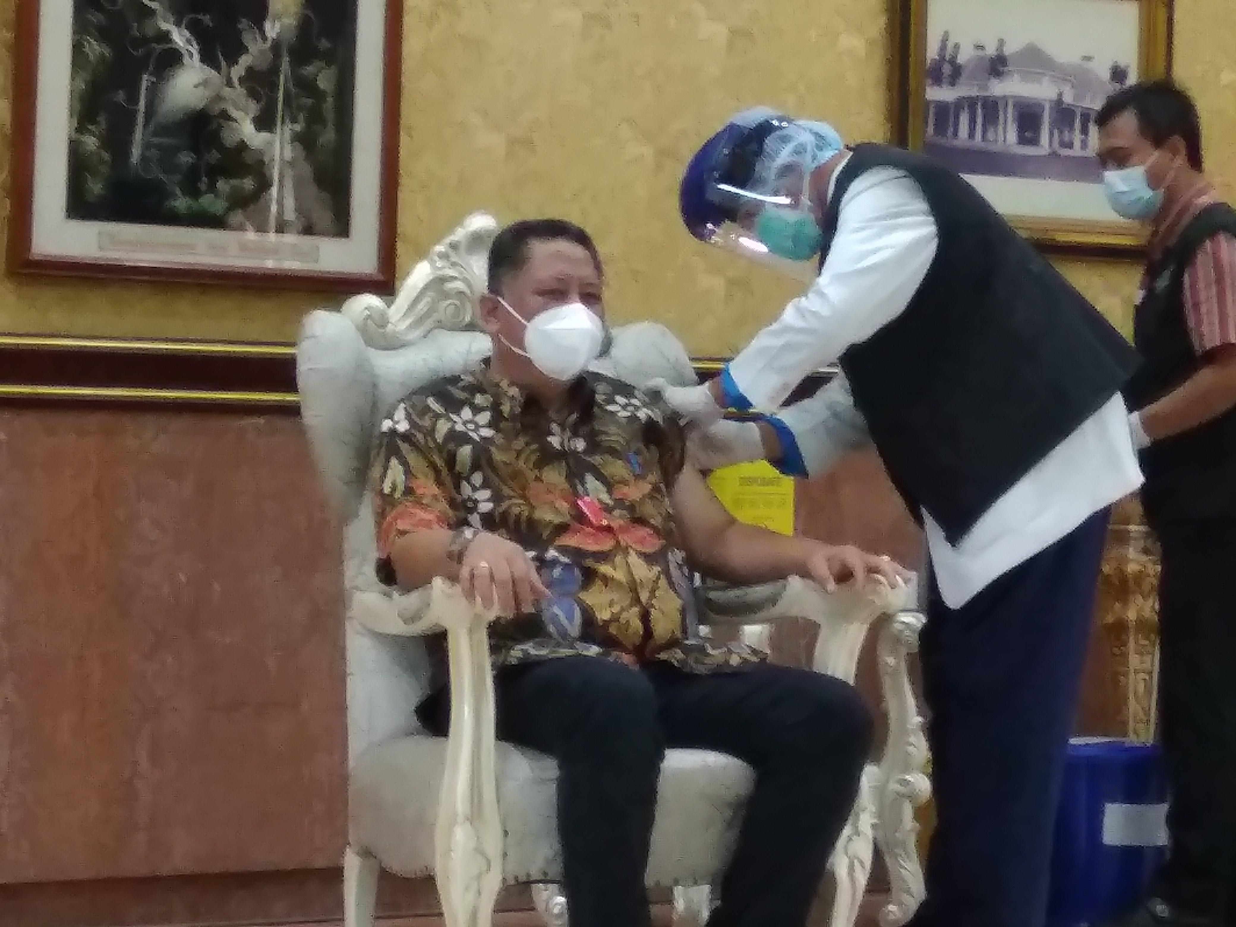 Whisnu Sakti Buana, Orang Pertama Disuntik Vaksin Tahap Kedua
