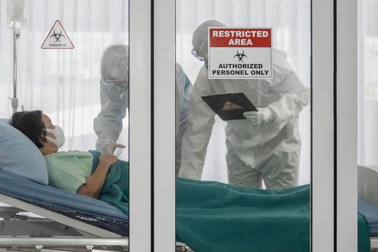 Nekat Isolasi Mandiri, Polisi dan Satgas Covid-19 Tuban Jemput Dua Pasien di Rumahnya