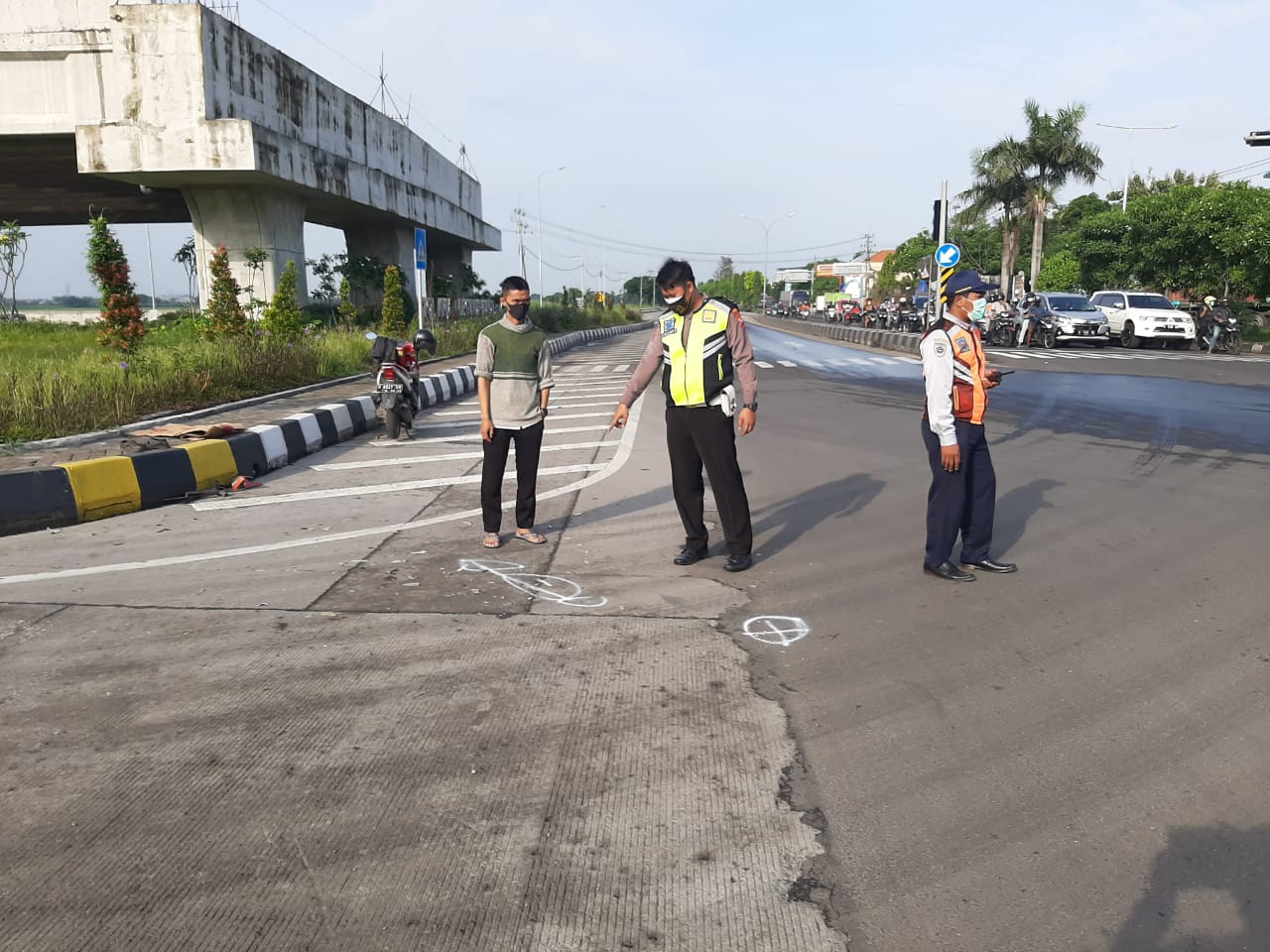 Nekat Terobos Lampu Merah Bareng Istri, Pak Haji di Gresik Ini Ditabrak Mobil