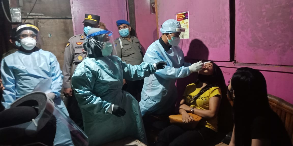 Warkop Ngipik Dioperasi Karena Langgar Jam Malam, 8 Orang Pramusaji dan Pengunjung Diswab