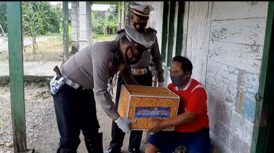 Terapkan ASTUTI, Polisi Lalu Lintas Bojonegoro Santuni Warga Berkebutuhan Khusus