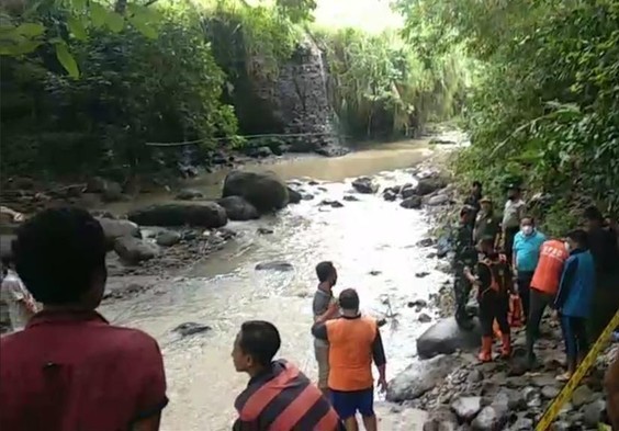 Mayat Perempuan Ditemukan Tersangkut Bebatuan di Sungai Martapuro Pasuruan