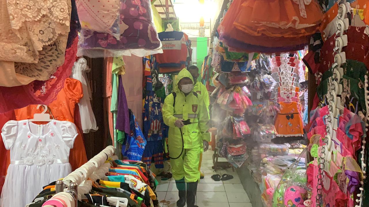 Tekan Penyebaran Covid-19 di Bojonegoro, Pasar Tradisional Hingga Stasiun Kereta Api Disemprot Disinfektan