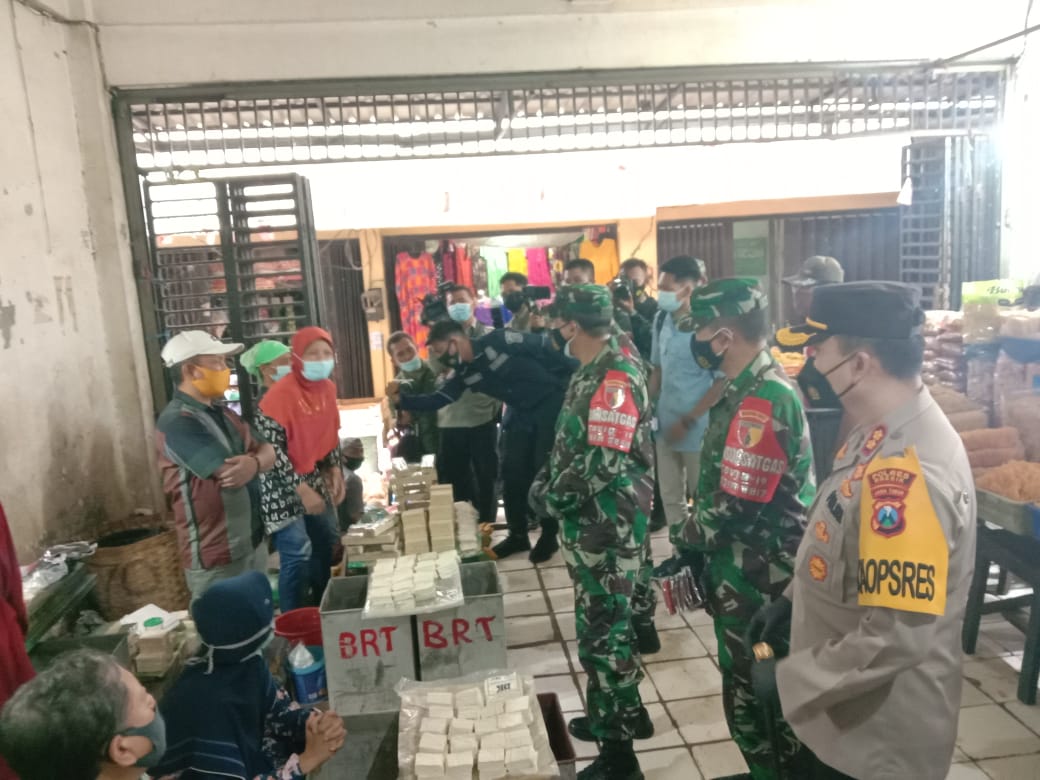 Danrem 084 Bhaskara Jaya Turun ke Pasar Gresik, Yakinkan Pedagang Vaksinasi Aman
