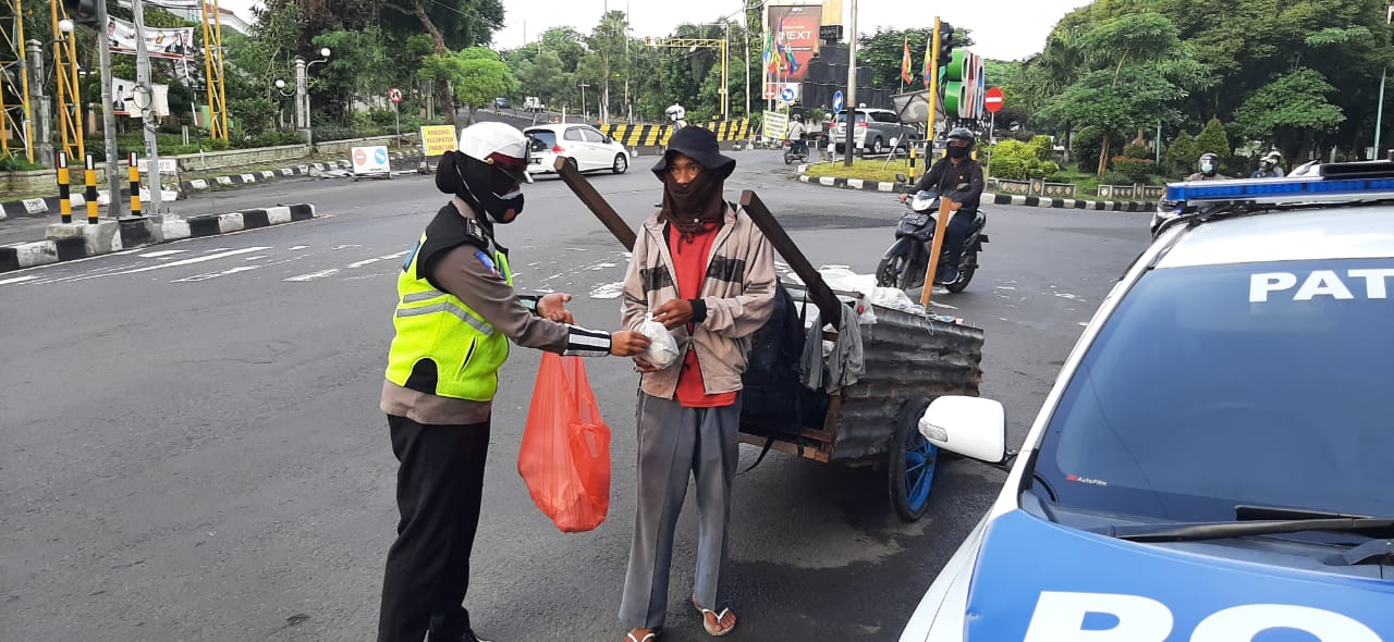 Patroli Nasi Bungkus, Satlantas Gresik Sasar Pemulung dan Tukang Becak