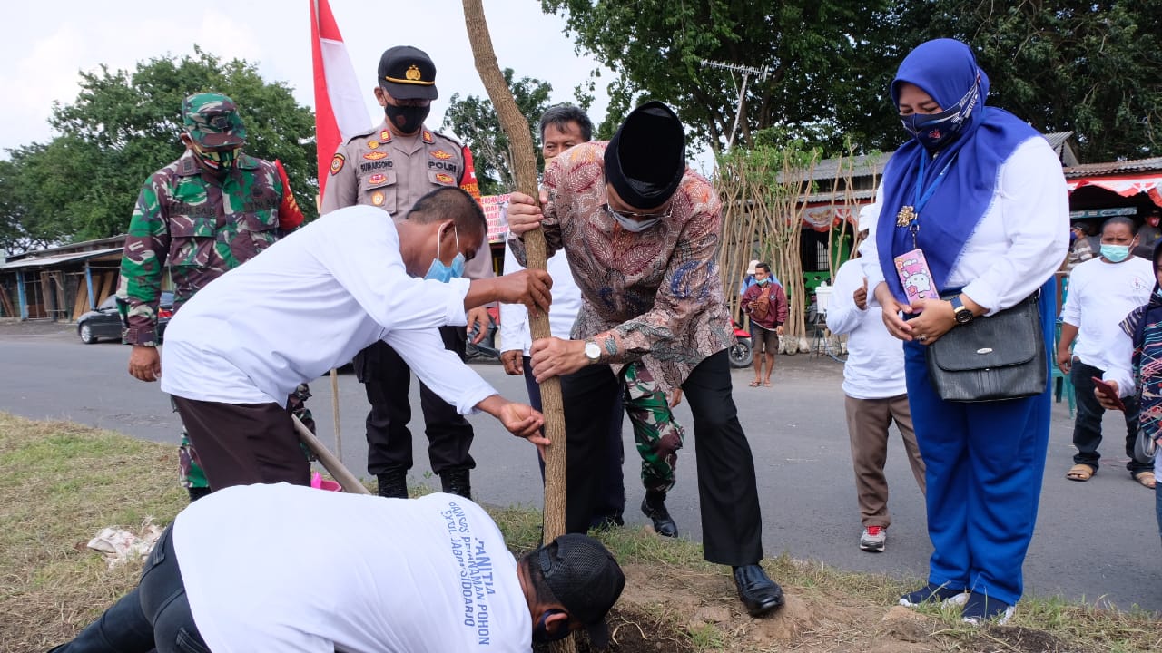 Paguyuban PKL di Exit Tol Jabon Rela Swadaya Tanam Pohon, Ternyata Tujuannya Ini