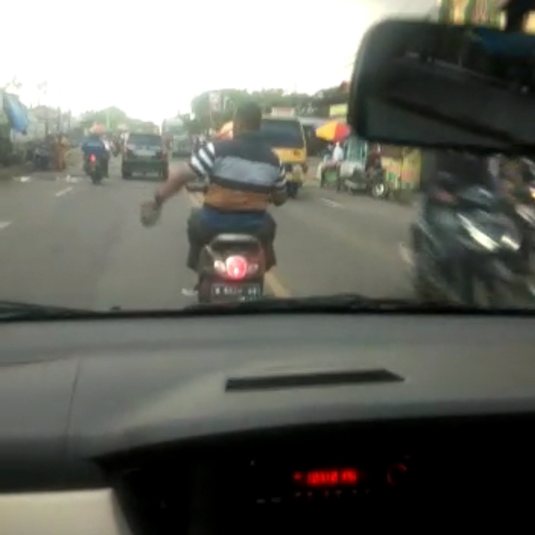 Beredar Video Pria Bermotor Hadang Mobil Mahasiswi Sambil Nenteng Paving di Gresik dan Terjadilah Ini