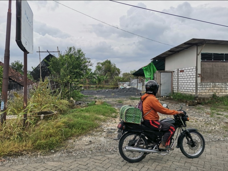 Diduga Limbah B3 Dibuang Sembarangan di Lahan Kosong Dekat Permukiman Warga, Baunya Bikin Sakit Kepala