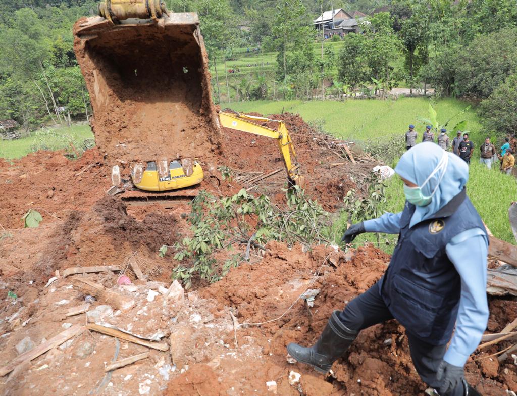 Pencarian Korban Longsor Nganjuk Dibantu Anjing Pelacak